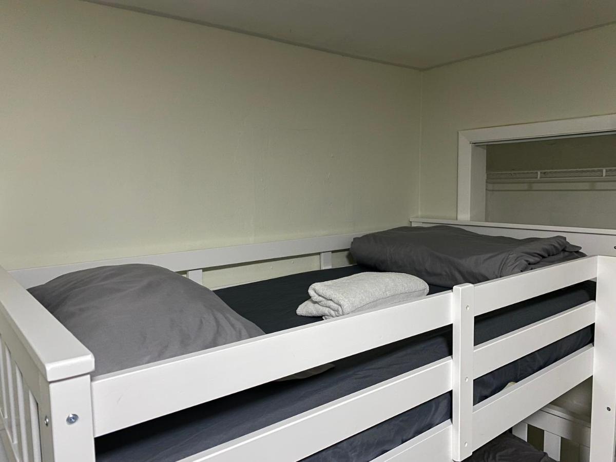Single Size Top Bunk Bed - Mixed Shared Room Miami Springs Exterior photo