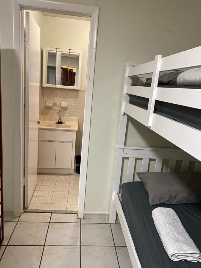 Single Size Top Bunk Bed - Mixed Shared Room Miami Springs Exterior photo