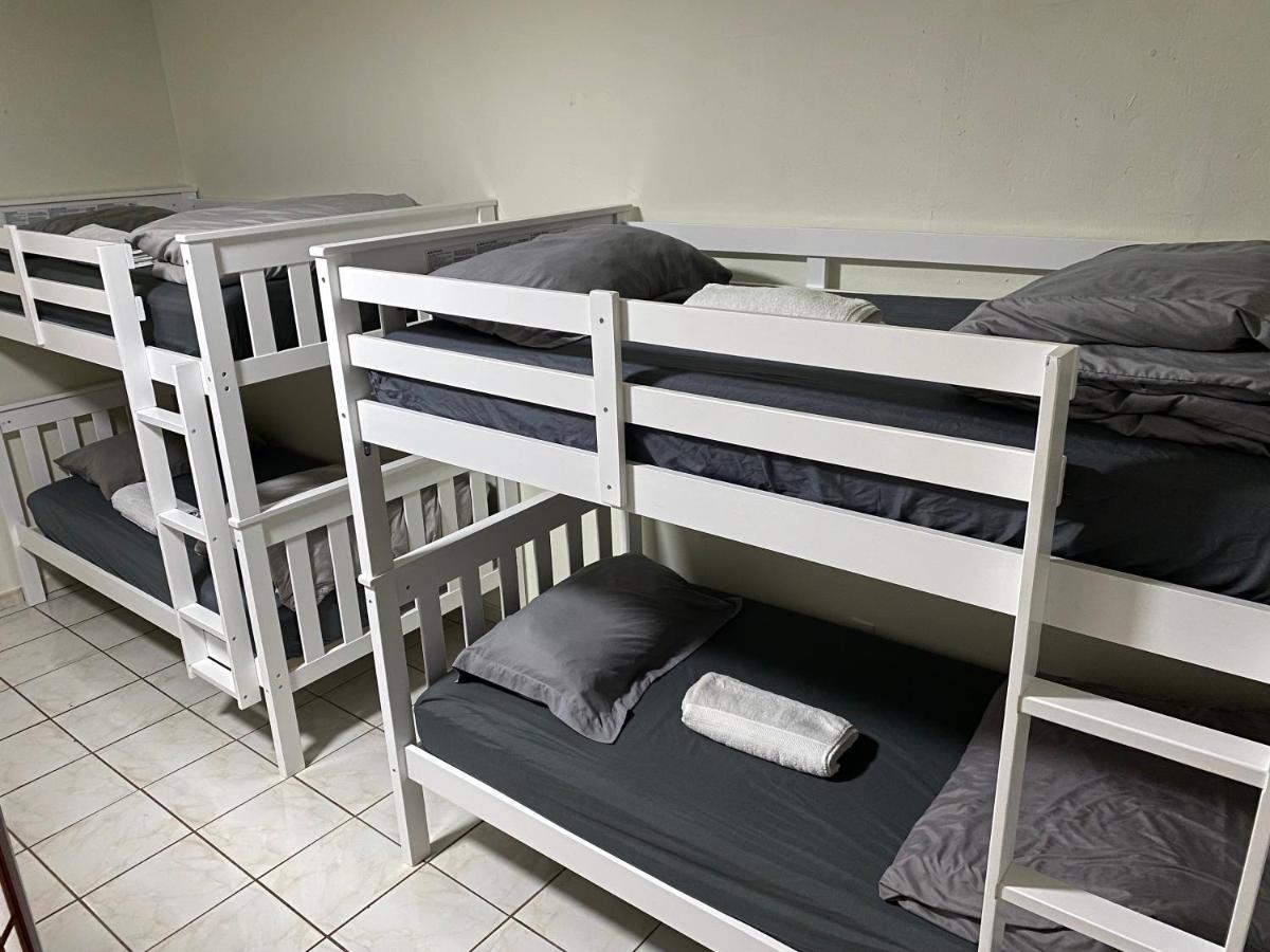 Single Size Top Bunk Bed - Mixed Shared Room Miami Springs Exterior photo