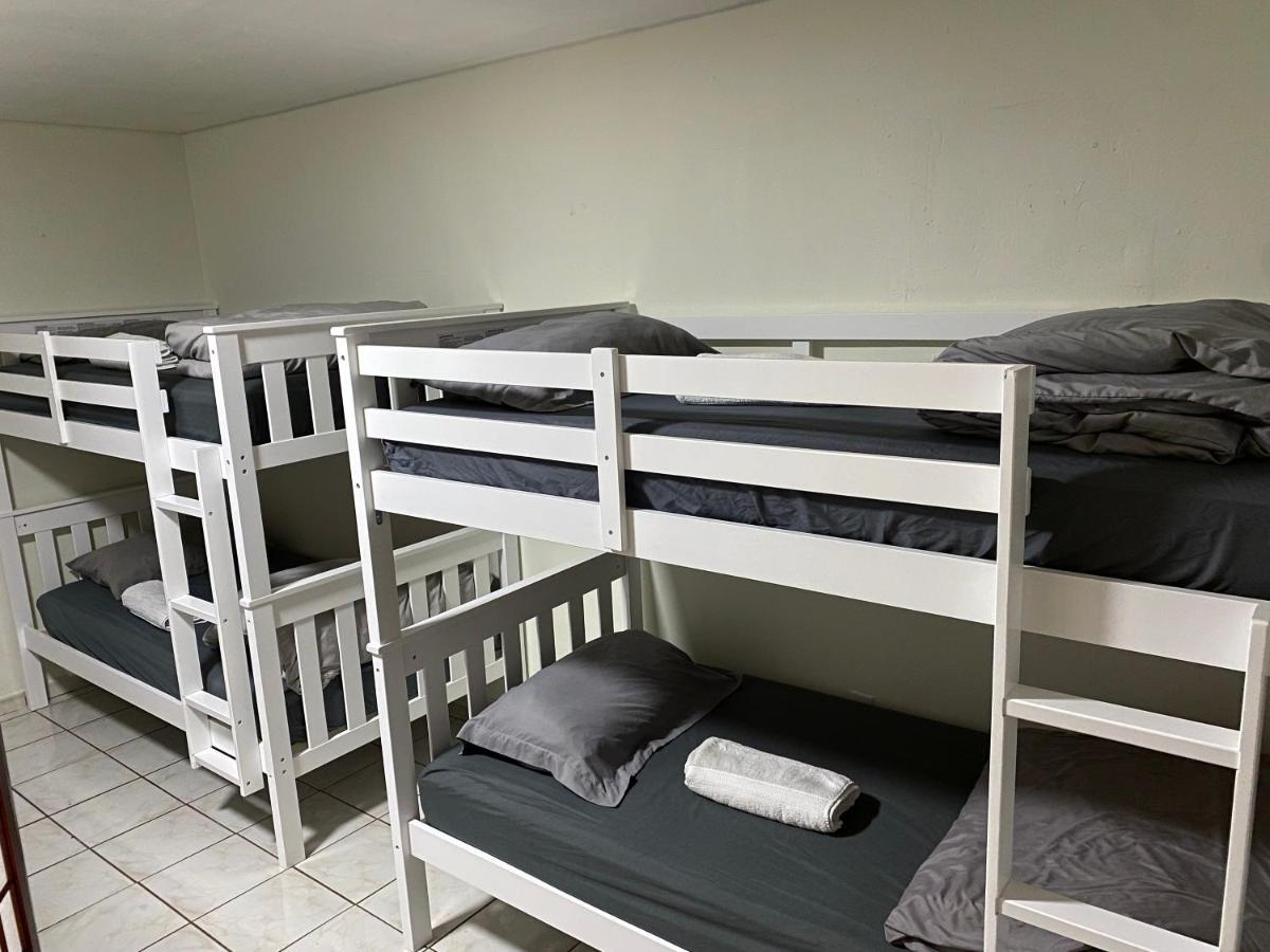 Single Size Top Bunk Bed - Mixed Shared Room Miami Springs Exterior photo